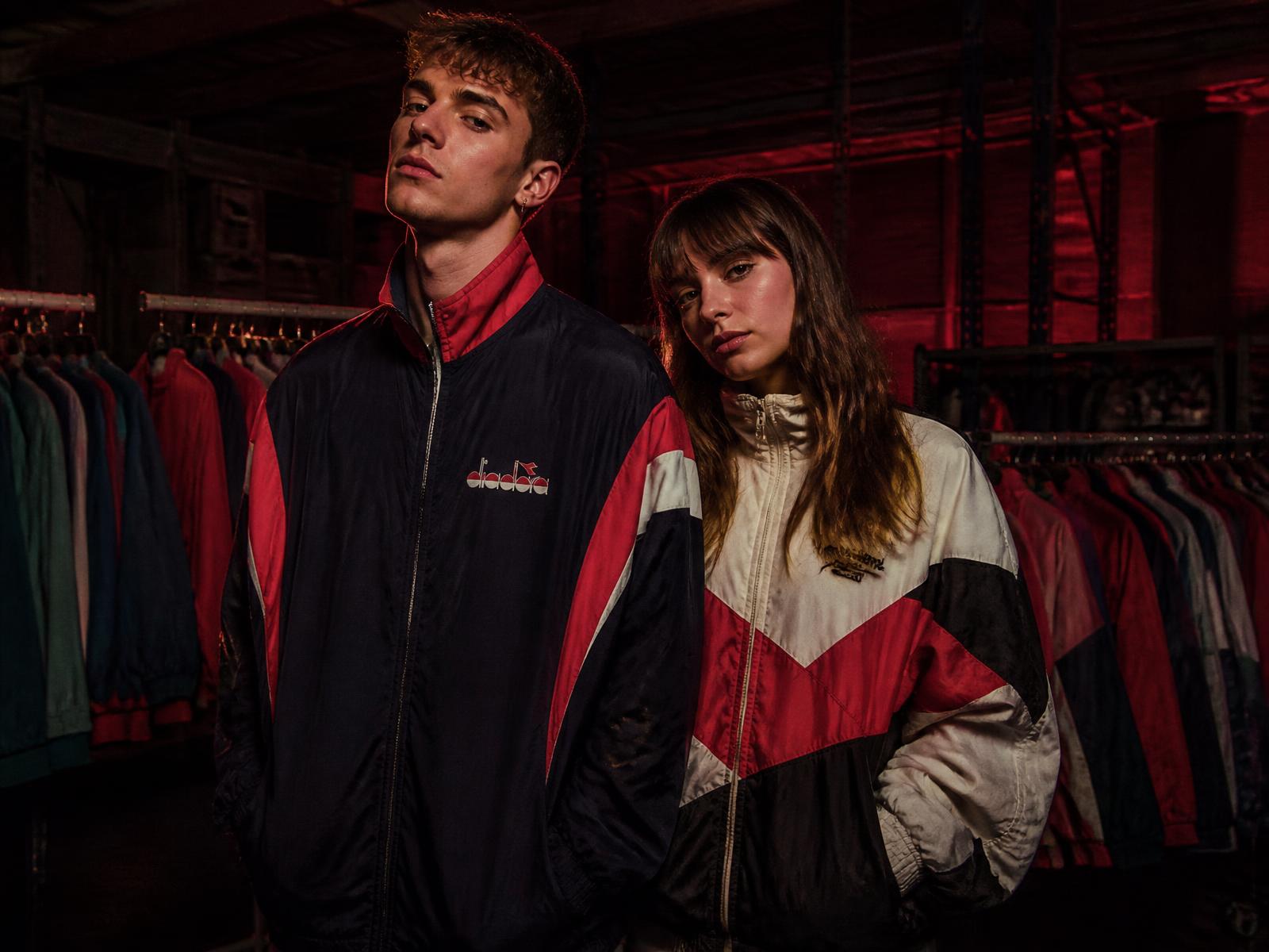 Pareja de modelos con prendas vintage originales en el almacén de PureRebel Studio Vintage